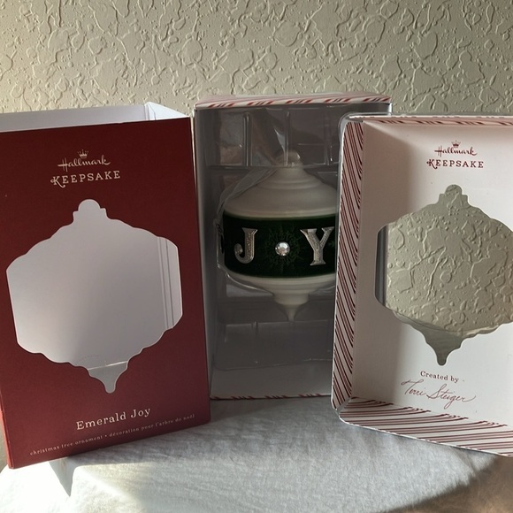 Hallmark: 2015- Keepsake Ornament- Emerald Joy Ceramic Christmas Ornament - Picture 10 of 16